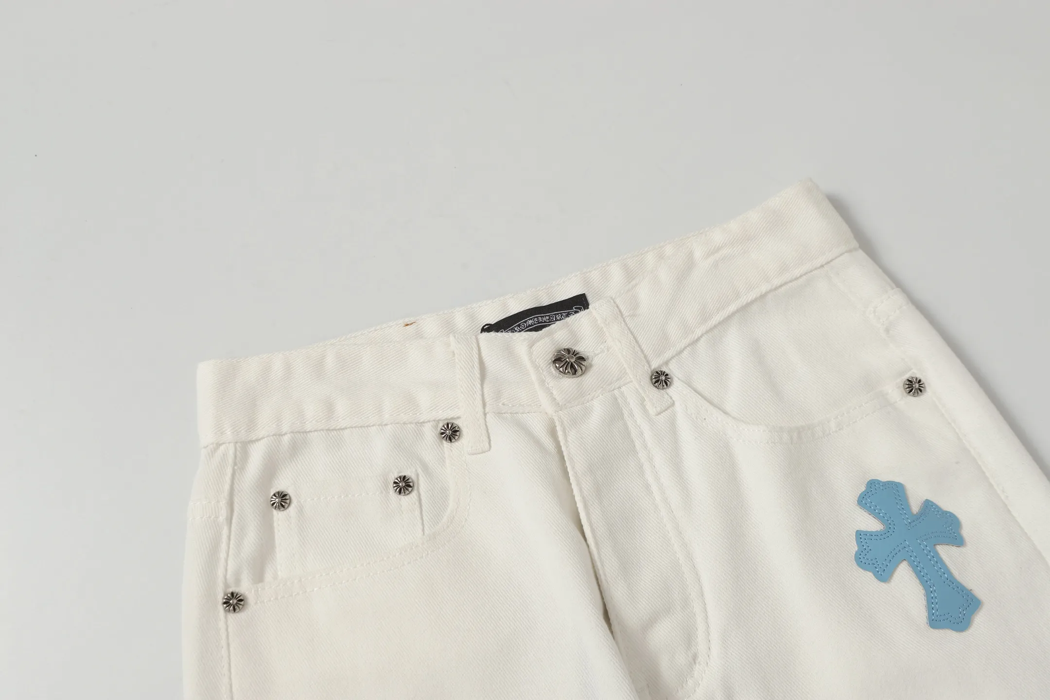 P256 Actual photo [High quality] Code: H30 Color: Picture color Size: S to XXXL - Chrome Hearts/Chrome Hearts classic white cow series colored leather cross washed color cloth unisex denim trousers - Vibe style straight stacked god-level version - carbon fine bias denim color cloth - old vintage complete set of hardware - Chrome Hearts white cow series high version uses high ounce custom fabrics, enzyme washing and soft color fixation It is soft and thick to wear. The details are all made by hand-polished craftsmanship. All-over jacquard fabrics. Unique design style. Multiple processes to create a full retro feel. Niche unique non-colliding shirts. Customized distressed spray-painted buttons. Craftsmanship in every detail. Size Pants length Waist Hips Unit cm S 98 68 100 M 99 72 104 L 100 76 108 XL 101 80 112 XXL 102 84 116 XXL 103 88 120